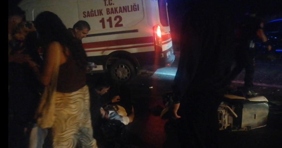 OĞLUNU YERDE YARALI GÖREN BABANIN FERYADI YÜREKLERİ DAĞLADI KAZADA YARALANAN GENÇ İÇİN VATANDAŞLAR SEFERBER OLDU