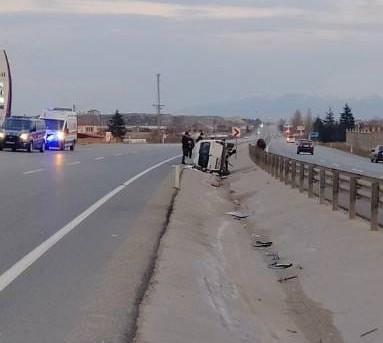 Orta refüje devrilen hafif ticari araçta 5 kişi yaralandı