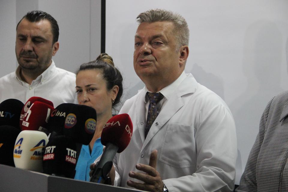 BAŞKAN ZEYREK'İN DURUMU CİDDİYETİNİ KORUYOR YOĞUN BAKIMDA 34 SAATİ GERİDE BIRAKAN MANİSA BÜYÜKŞEHİR BELEDİYE BAŞKANI FERDİ ZEYREK İÇİN TÜRKİYE'NİN ALANINDA UZMAN HEKİMLERİ SEFERBER OLDU FERDİ ZEYREK'İN AİLESİNE DESTEK VERMEK İÇİN ANKARA BÜYÜKŞEHİR BELEDİYE BAŞKANI MANSUR YAVAŞ DA MANİSA'YA GELEREK AİLEYLE GÖRÜŞTÜ