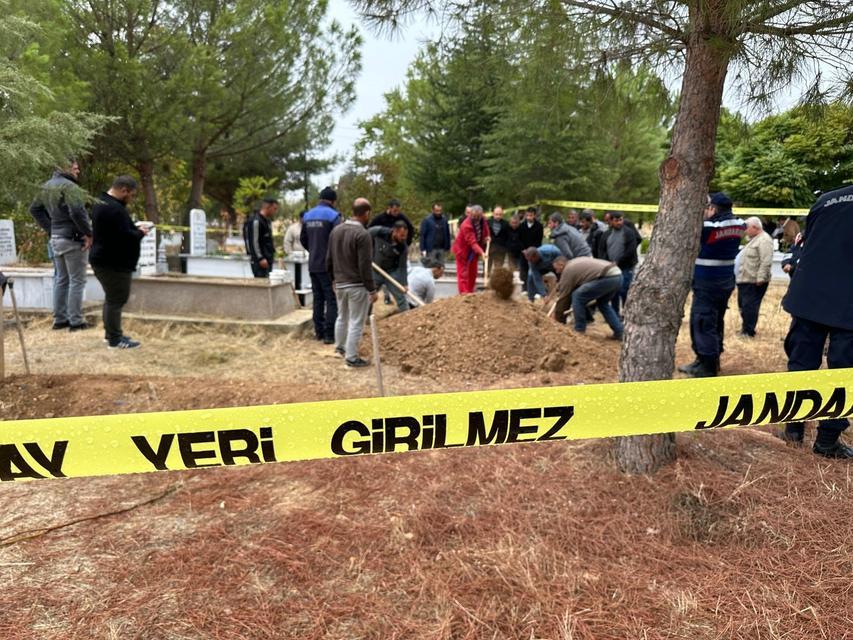 UŞAK'TA İKİ CENAZE KARIŞTI: YANLIŞ DEFİN SONRASI MEZAR AÇILDI