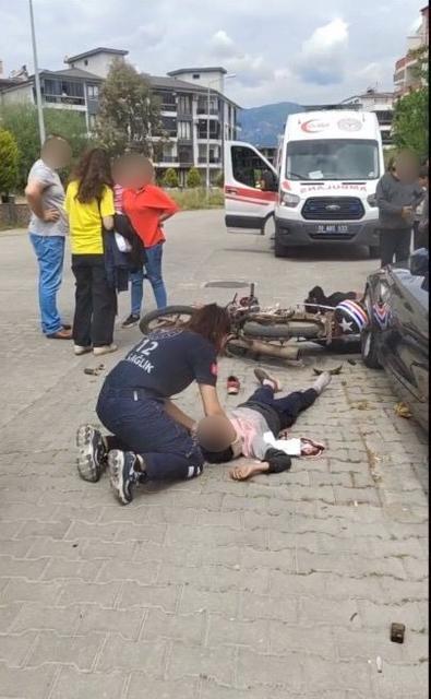 Motosiklet ve otomobil çarpıştı: 3 çocuk yaralandı