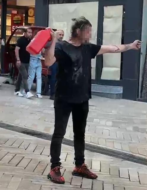 ÜSTÜNE BENZİN DÖKEREK KENDİNİ YAKMAK İSTEDİ, POLİS ENGEL OLDU