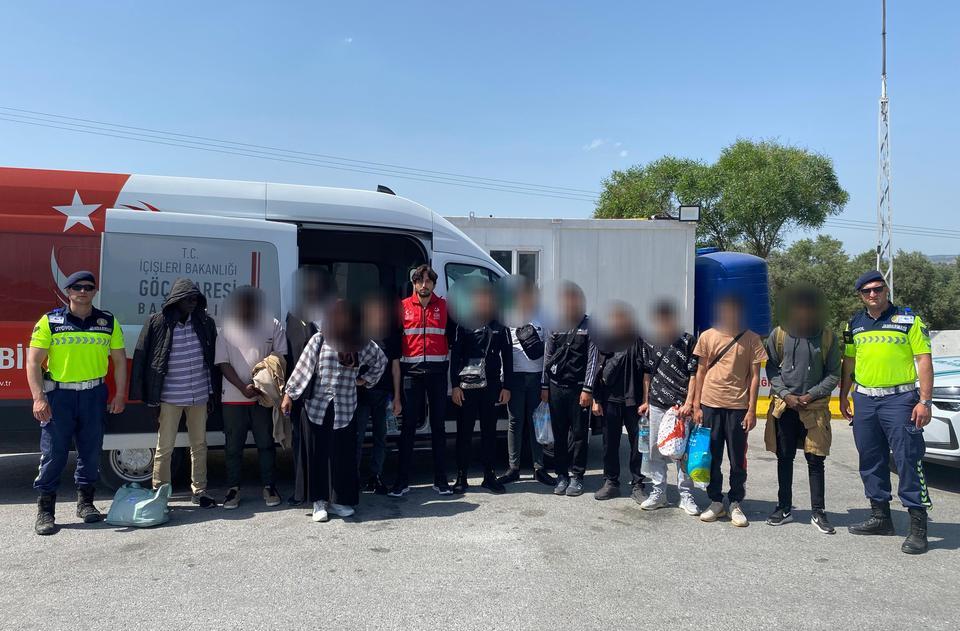 Aydın’da terk edilmiş şüpheli araç alarmı: Ağaçlık alanda 21 kişi yakalandı