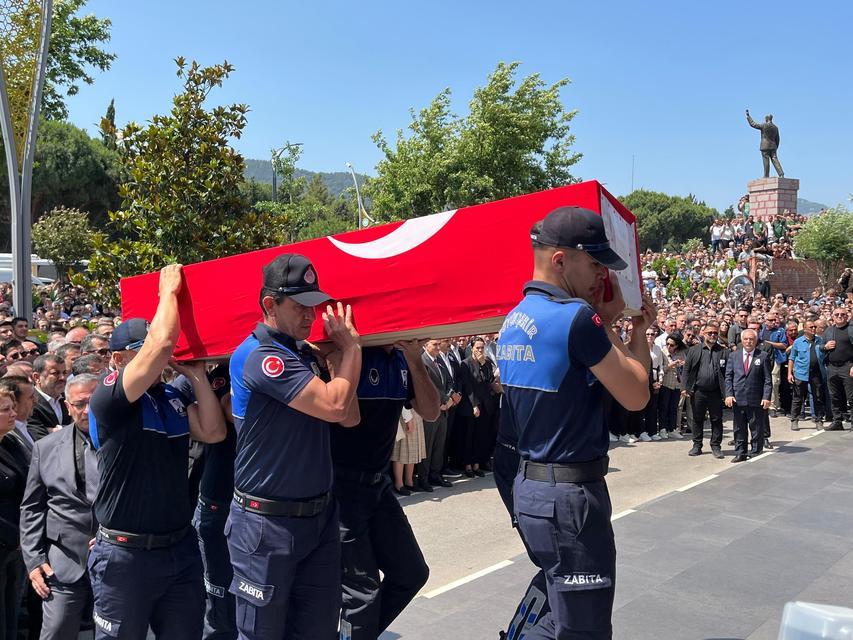 BELEDİYE ÖNÜNE BAŞKAN ZEYREK'E ACI VEDA CHP GENEL BAŞKANI ÖZGÜR ÖZEL, YOL ARKADAŞI ZEYREK'E GÖZYAŞLARIYLA VEDA ETTİ ON BİNLERCE MANİSALI, BAŞKANLARINI UĞURLADI