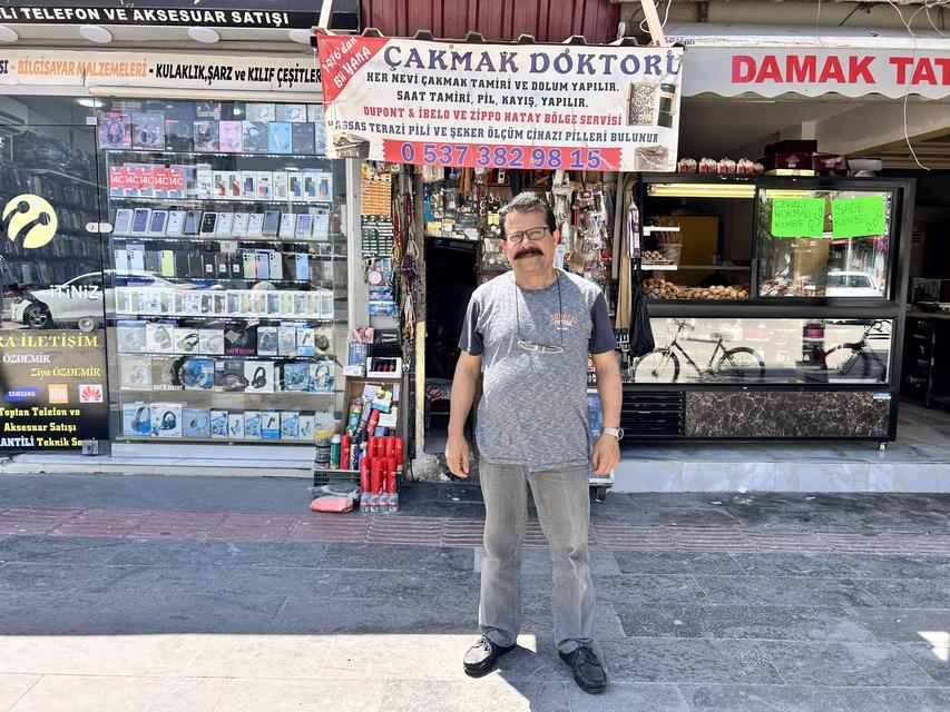 'ÇAKMAK DOKTORU' BABA, 2 METREKARELİK DÜKKANDA 3 EVLADINI OKUTUP MESLEK SAHİBİ YAPTI