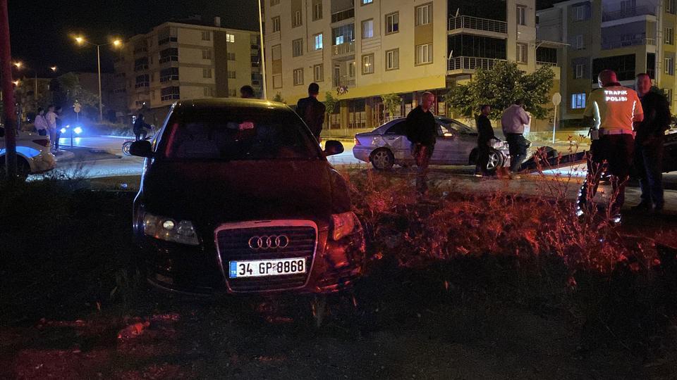Ara sokaktan çıkan araç seyir halindeki otomobille çarpıştı: 4 yaralı