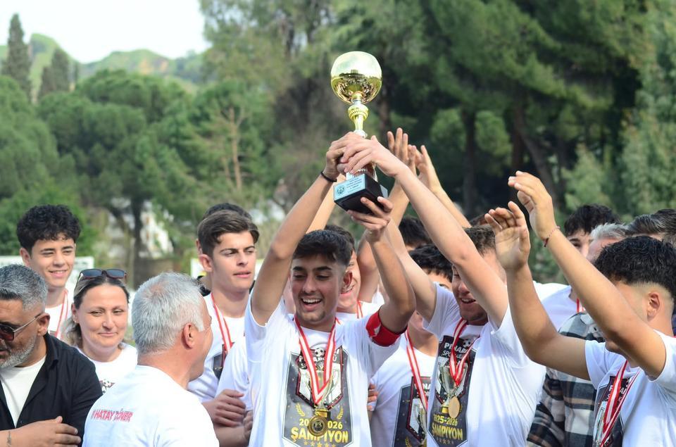 Şampiyon Pınarbaşı kupayı kaldırdı