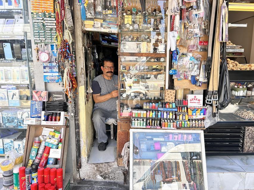 'ÇAKMAK DOKTORU' BABA, 2 METREKARELİK DÜKKANDA 3 EVLADINI OKUTUP MESLEK SAHİBİ YAPTI