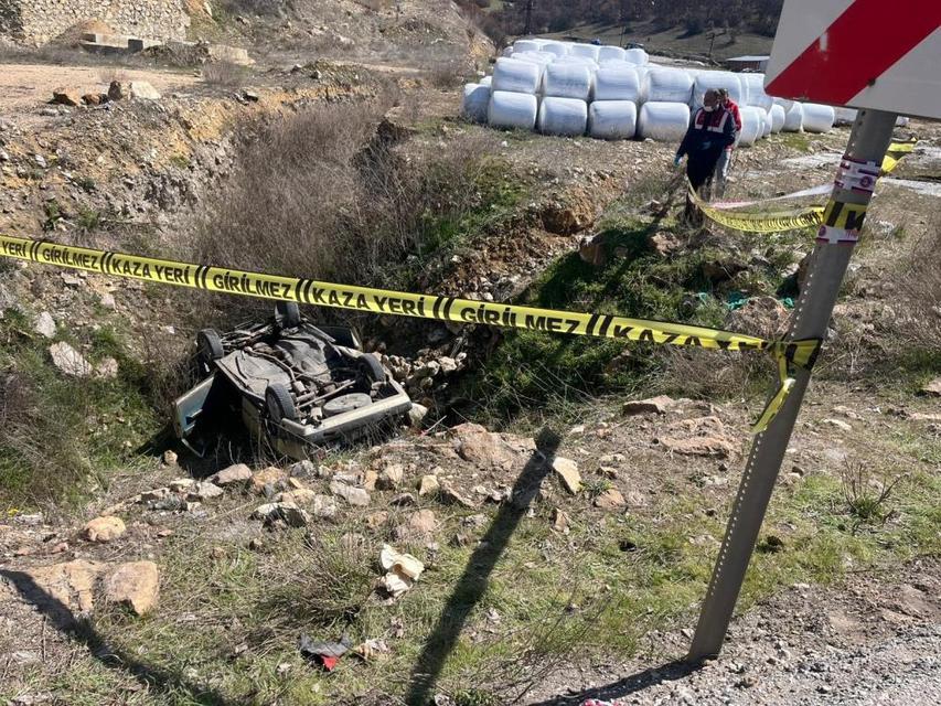Otomobil çukura uçtu: 2 ölü, 1 yaralı