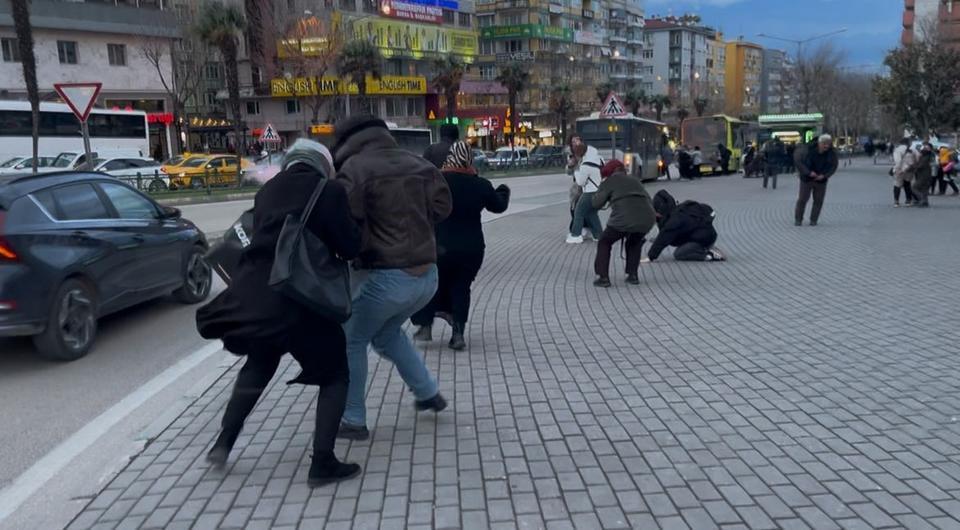 FIRTINADA UÇMAMAK İÇİN YERLERE BÖYLE YATTILAR LODOSUN HIZI SAATTE 75 KİLOMETREYE ULAŞTI, VATANDAŞLAR UÇMAMAK İÇİN YERLERE YATTI BURSA'DA LODOS VATANDAŞA ZOR ANLAR YAŞATTI