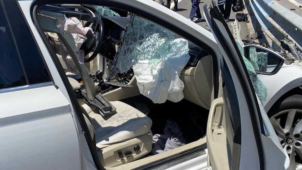 TEM'DE BARİYERE ÇARPAN OTOMOBİLİN TAVANI KOPTU: 4 YARALI