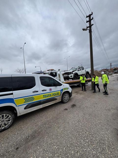 5 metrelik refüjden aşağı uçan araçta 3 kişi yaralandı