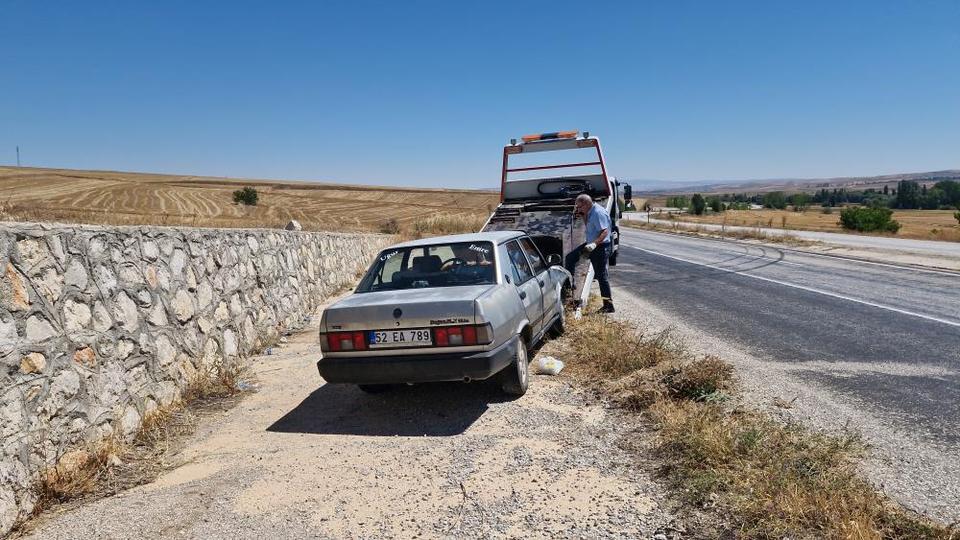 Kontrolden çıkan Fiat Tofaş otomobil duvara çarptı: 2 yaralı
