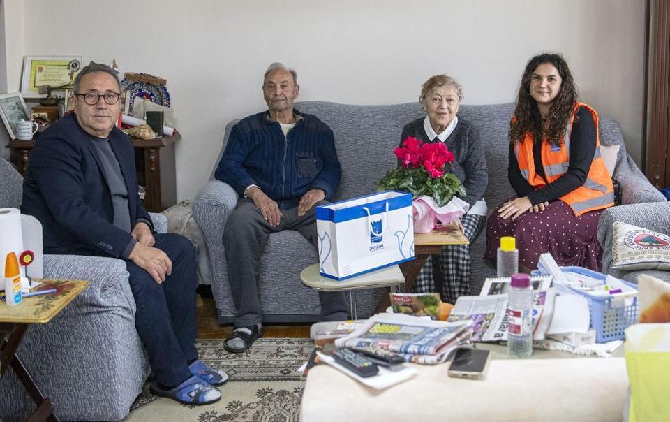 Kuşadası Belediyesi’nden engelli Osman amcaya anlamlı ziyaret