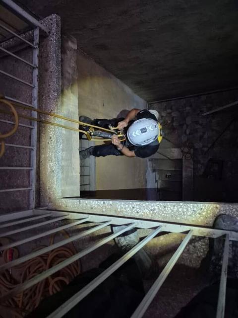APARTMAN BOŞLUĞUNDA MAHSUR KALAN YAVRU KEDİ KURTARILDI