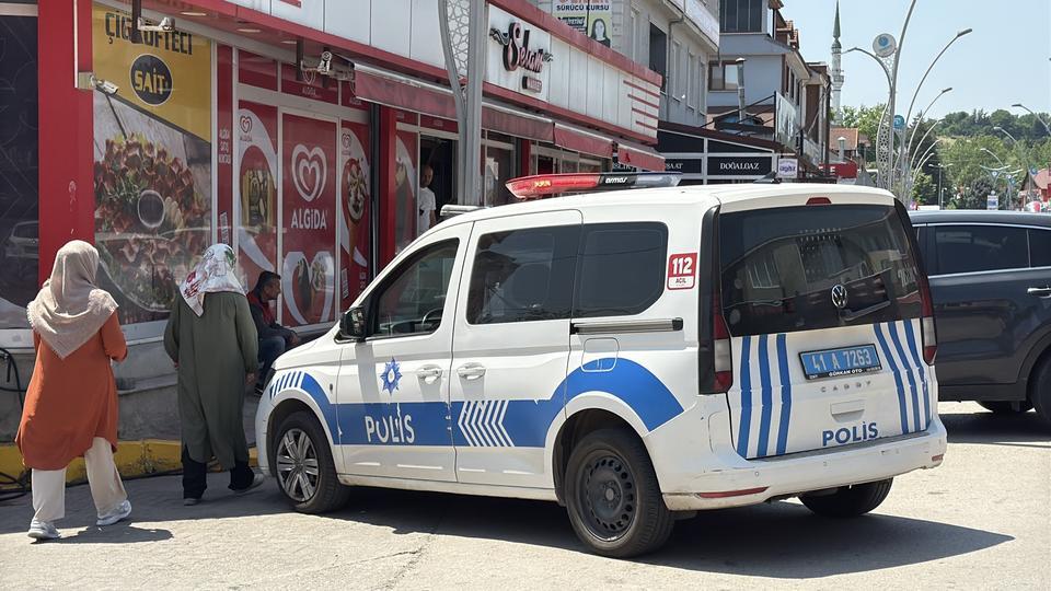 ELİNİ KIYMA MAKİNESİNE KAPTIRAN KADININ PARMAKLARI KOPTU HASTANEYE KALDIRILAN KADIN AMELİYATA ALINDI