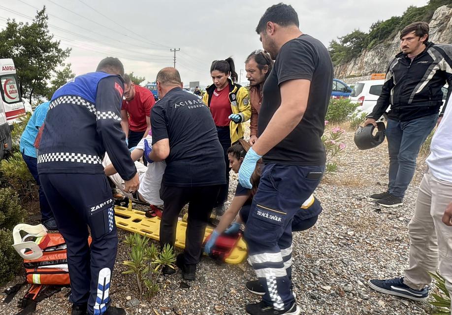 BODRUM'DA CAN PAZARI: MİNİBÜSLE OTOMOBİL ÇARPIŞTI, 15 KİŞİ YARALANDI