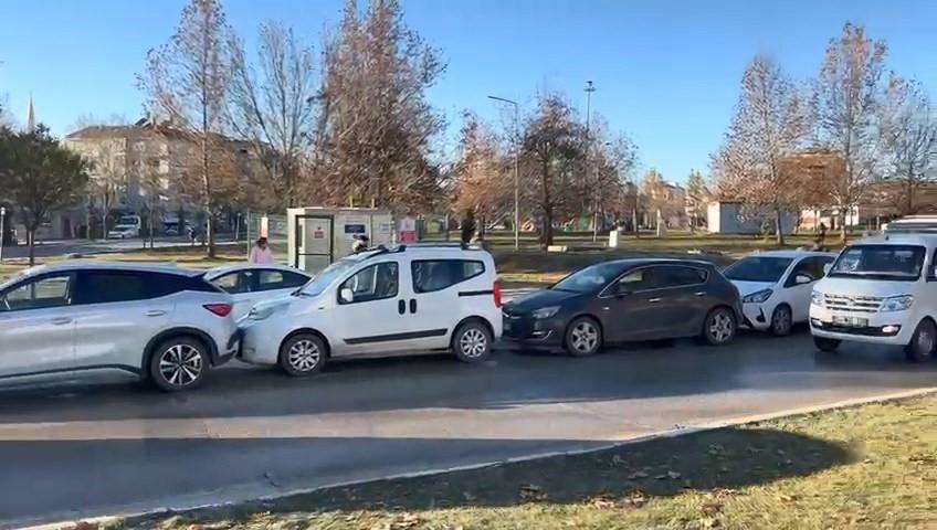 6 araç birbirine girdi