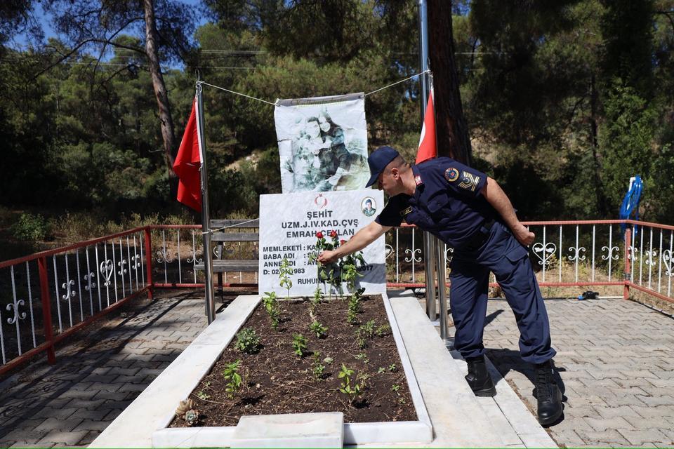 ŞEHİT UZMAN ÇAVUŞ CEYLAN, MEZARI BAŞINDA ANILDI