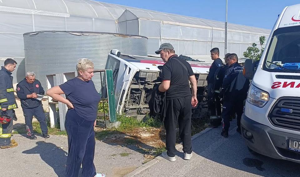 ANTALYA'DA TUR MİDİBÜSÜ DEVRİLDİ, RUS UYRUKLU 18 TURİST YARALANDI