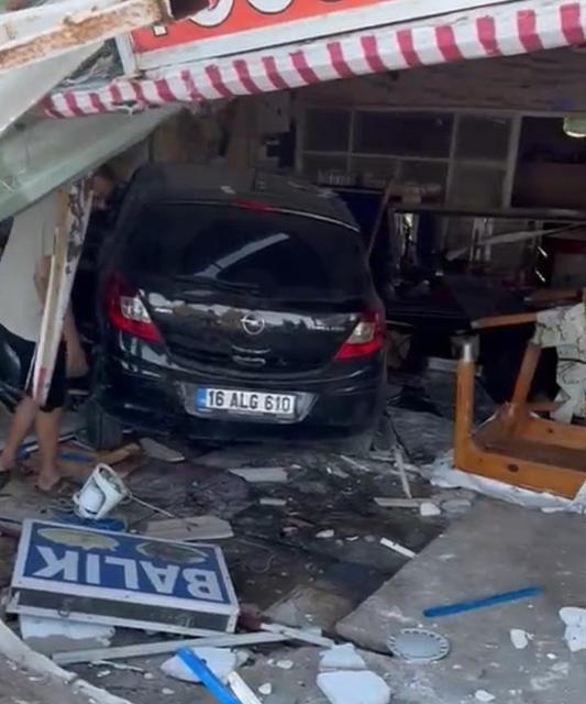 OTOMOBİL, LOKANTAYA GİRDİ: 5 KİŞİ HASTANELİK OLDU