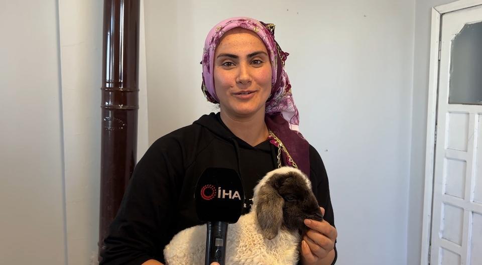 ANNESİZ KALAN KUZU AİLENİN 'UMUT'U OLDU ANNESİZ KUZUYU EV ORTAMINDA BEBEK ŞAMPUANIYLA YIKAYIP BİBERONLA BESLİYORLAR