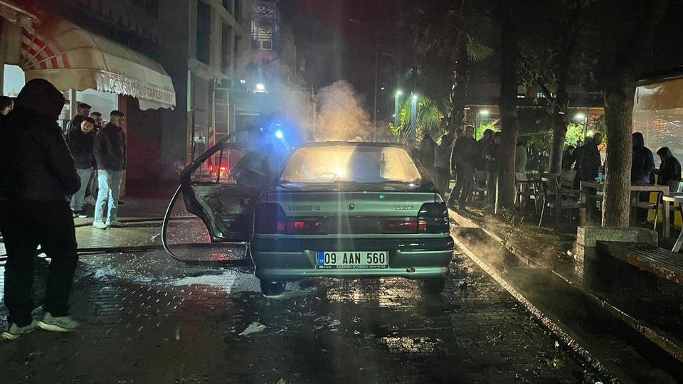 Aydın’da park halindeki otomobil bir anda alev aldı