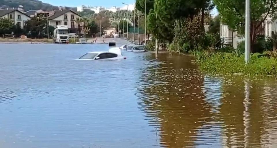 Araçlar su altında kaldı