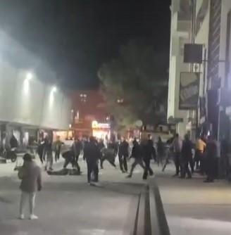 İki grup arasında kavga: Tabureler havada uçuştu