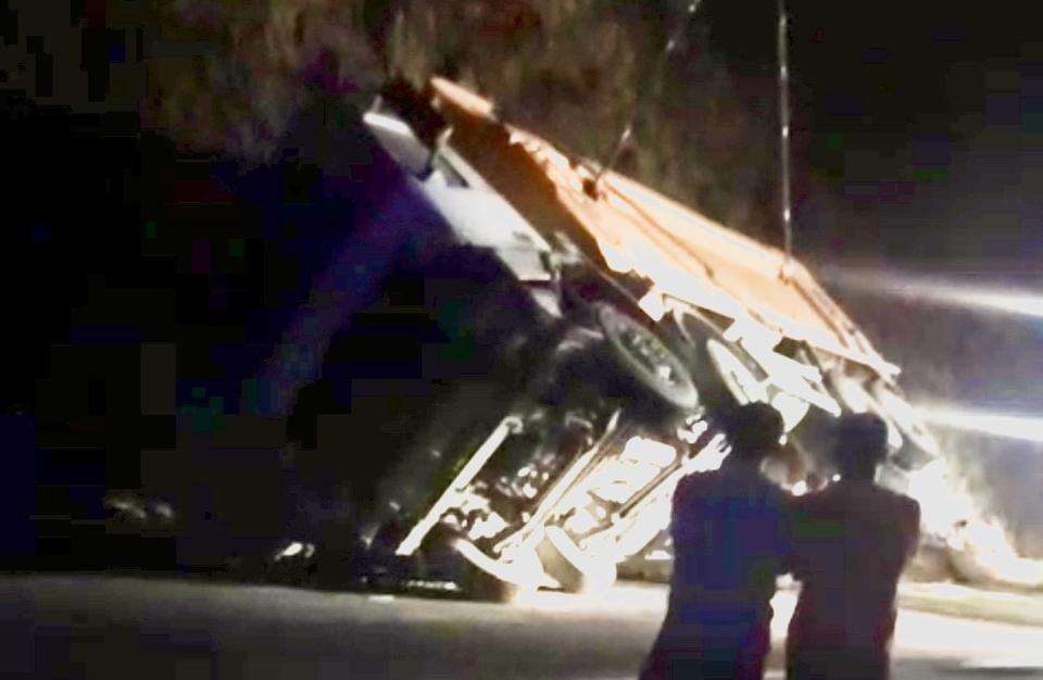 Yol çalışması yapan araç devrildi: 1 yaralı