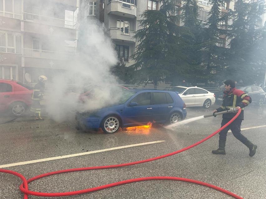 Seyir halindeki otomobil alev aldı