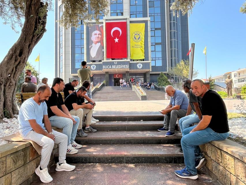 BUCA'DA MAAŞ KRİZİ SÜRÜYOR: İŞÇİLER PARASIZ, SOKAKLAR ÇÖP DOLU ÇOCUK PARKINDA TOPLANMAYAN ÇÖPLER TEHLİKE SAÇIYOR