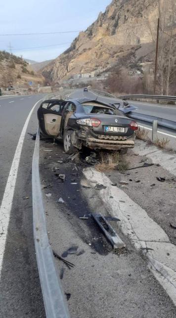 Direksiyon hakimiyetini kaybeden sürücü bariyerlere çarptı: 4 yaralı