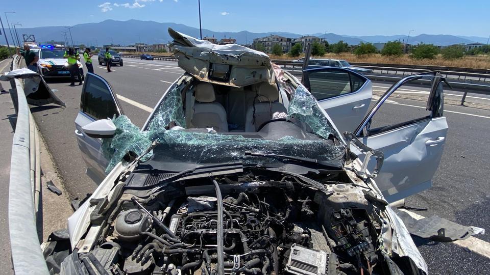 Bariyere çarpan otomobilin tavanı koptu: 4 yaralı