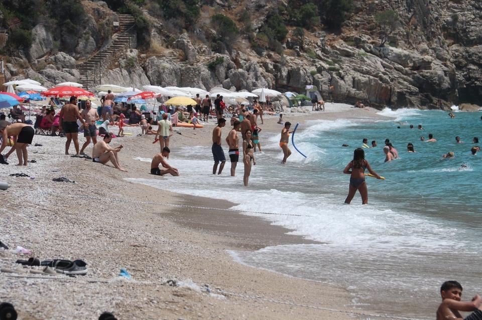 Ölüdeniz'de bayram yoğunluğu; Trafik kitlendi, plajlar doldu