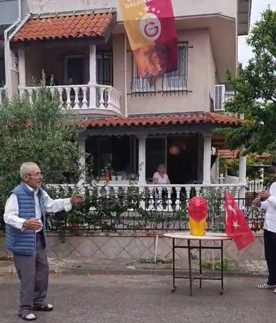 84 yaşındaki Ahmet amca, Galatasaray'ın şampiyonluğunu davul zurnayla kutladı
