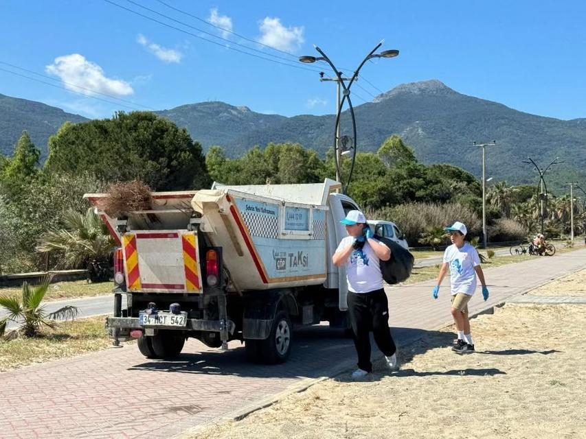 Kuşadası’nda öğrenciler sahilleri temizledi