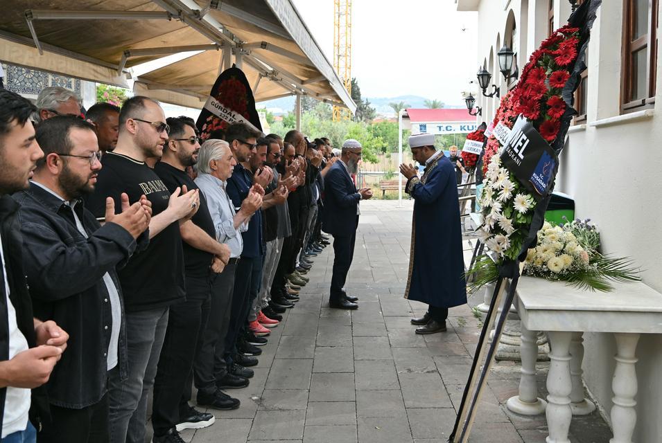 KANSERE YENİK DÜŞEN ŞARKICI ŞİMAL, KUŞADASI'NDA SON YOLCULUĞUNA UĞURLANDI