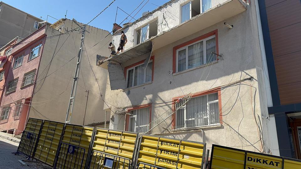 3 katlı binada balkon çöktü