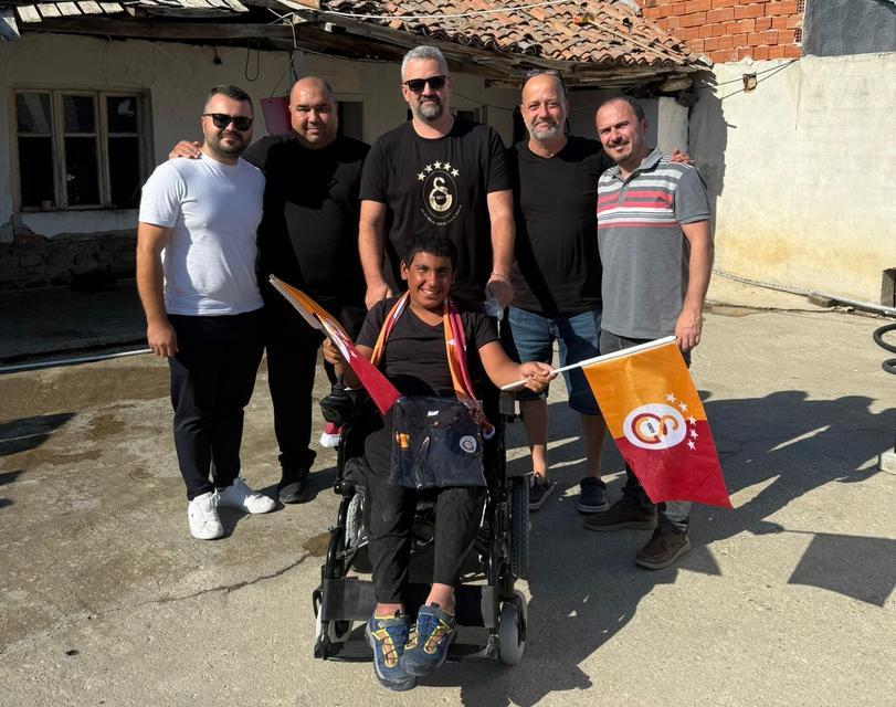Salihli’deki Galatasaraylı taraftarlar, engelli genci sevindirdi