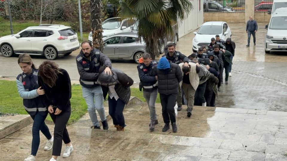 Milyonluk araç vurgunu operasyonunda yakalanan 30 kişiden 13’ü adliyeye sevk edildi