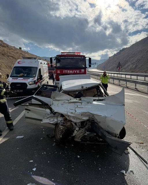 Kamyona arkadan çarpan otomobil hurdaya döndü; 1 ölü 1 yaralı