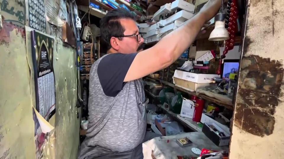 'ÇAKMAK DOKTORU' BABA, 2 METREKARELİK DÜKKANDA 3 EVLADINI OKUTUP MESLEK SAHİBİ YAPTI