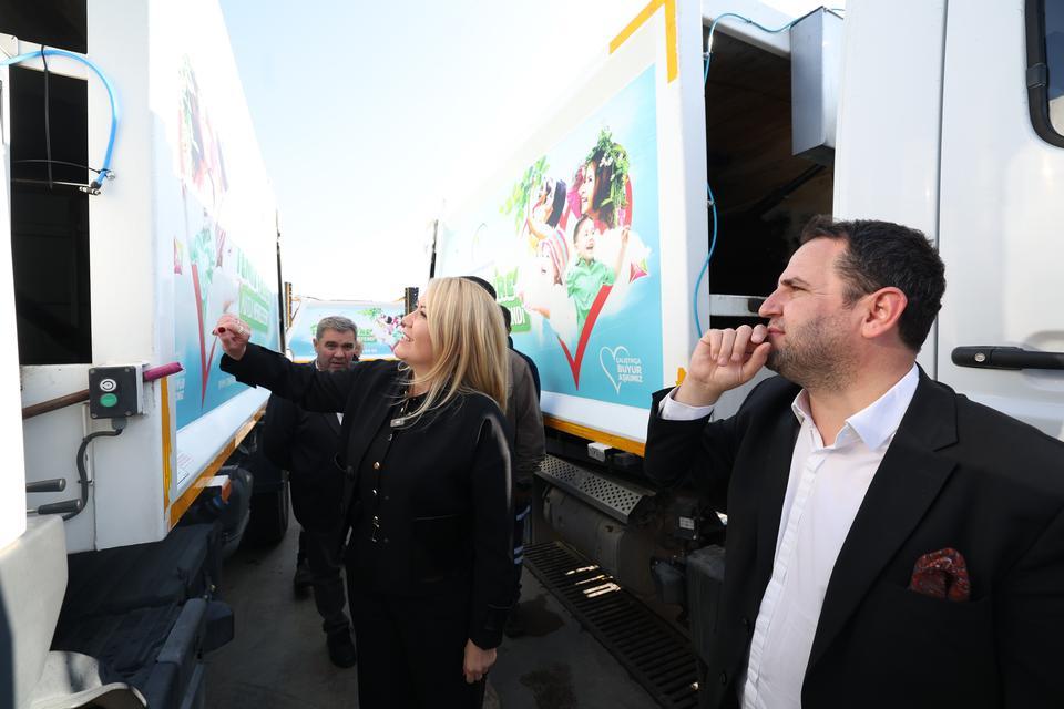 Çöp kamyonlarından çiçek kokuları yayılıyor