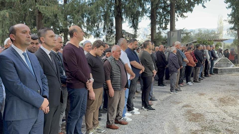 Zehirlenme şüphesiyle hayatını kaybeden genç kız son yolculuğuna uğurlandı