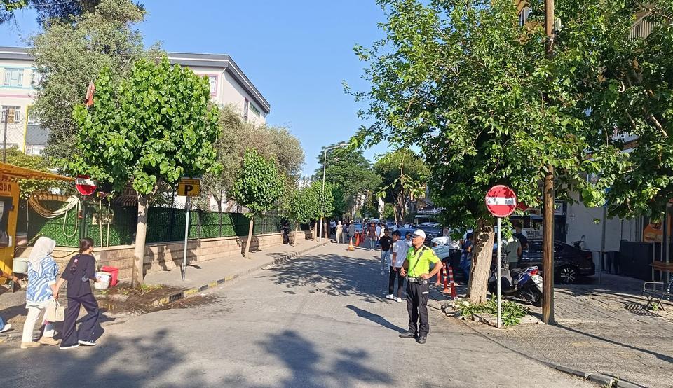 AYDIN'DA TRAFİK EKİPLERİNDEN "LGS" NÖBETİ TRAFİK POLİSLERİNDEN "KORNA" ÇAĞRISI