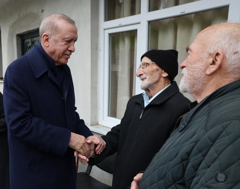 CUMHURBAŞKANI ERDOĞAN, RİZE'DE KOMŞULARIYLA BAYRAMLAŞTI