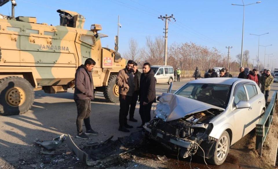 Otomobil ile kamyon kafa kafaya çarpıştı