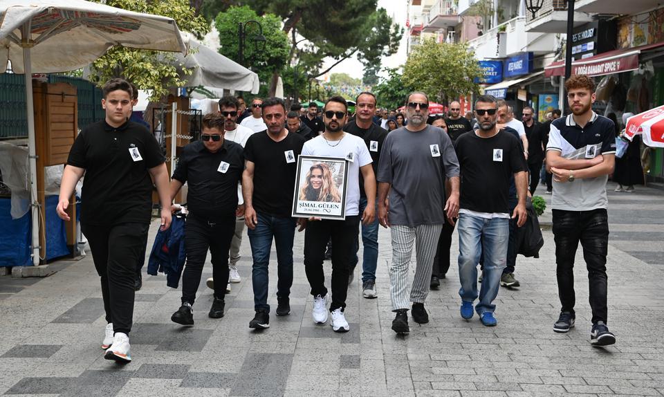 KANSERE YENİK DÜŞEN ŞARKICI ŞİMAL, KUŞADASI'NDA SON YOLCULUĞUNA UĞURLANDI