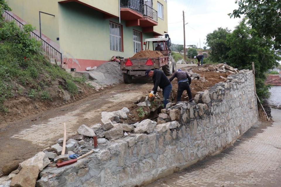 Yeniköy Mahallesi’nde yol ve taş duvar çalışmaları devam ediyor